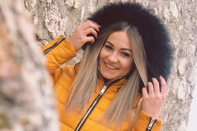 11 éves korában kezdte a modell iskolát