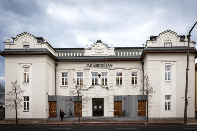 Hivatalosan is átadták a Csornai Járásbíróság felújított épületét