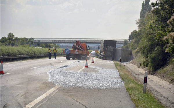 Felborult a pótkocsi rakománya M1-esen Győr felé 