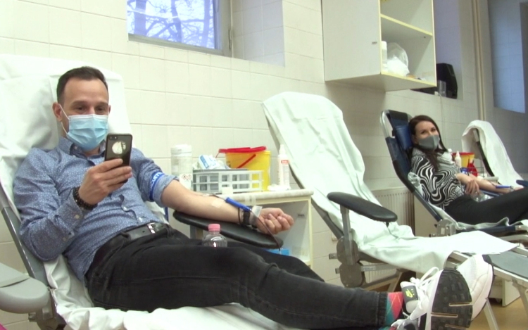 Kollégáink is nyújtották a karjukat