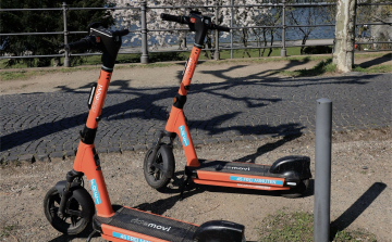 Elektromos rollerrel behajtani tilos!
