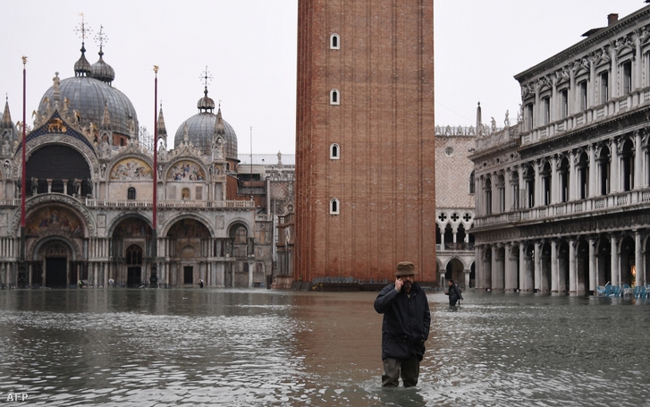 Az utóbbi fél évszázad legnagyobb árvize van Velencében: Eddig ketten meghaltak 