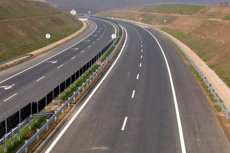 Így kell használni a 83-as főút lámpás csomópontjait