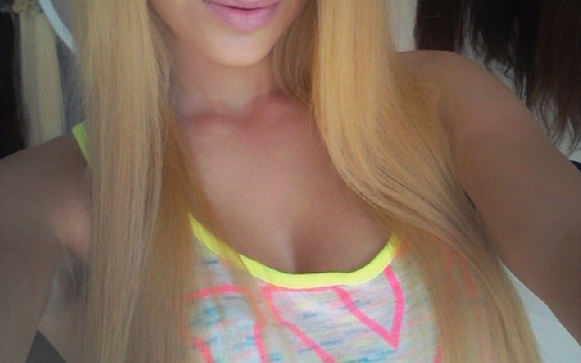 Szőkére váltott VV Iza