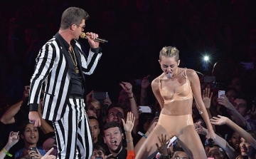Miley Cyrust még a sztárok is döbbentek nézték az MTV díjátadó gálán 