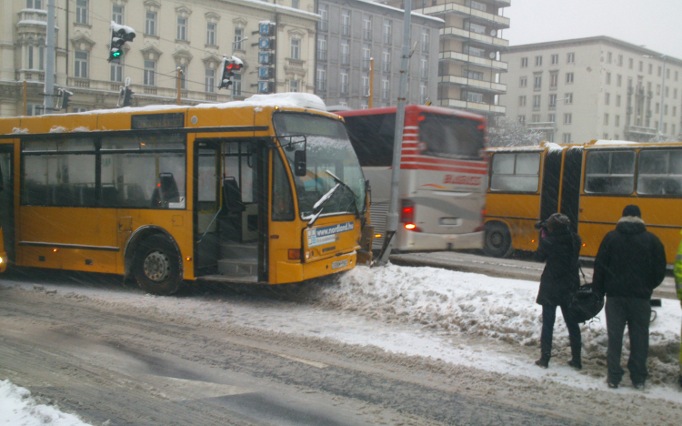 Villanyoszlopnak ütközött egy busz a Baross-hídon