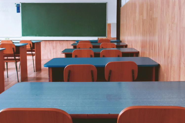 Áll a bál Nagycenken, tiltakoznak az iskolaigazgató ellen