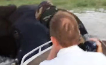 Elefánt támadott meg egy turista csónakot 