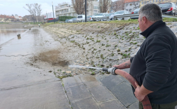 Takarítják a parti sétálóutakat áradás után