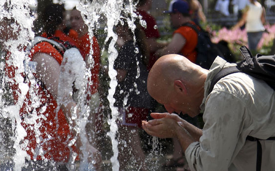 Hőség - Mentők: fontos a folyadékpótlás és a könnyű öltözet