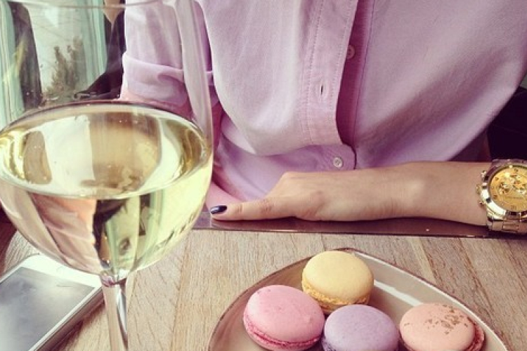 A bor színe, a pohár alakja és mérete is befolyásolja, ki mennyit iszik