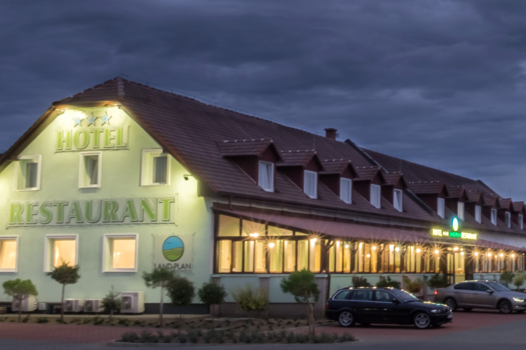 Nyáron lesz 1 éves a Land Plan Hotel*** & Restaurant, Töltéstava legújabb szállodája