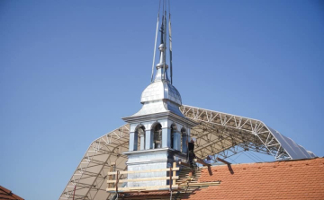 Beemelték a bencés templom huszártornyát, amit még ön sem látott