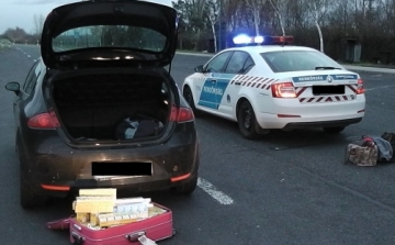 Körözött autóval közlekedő, cigarettacsempészt kapcsoltak le Lébényél 