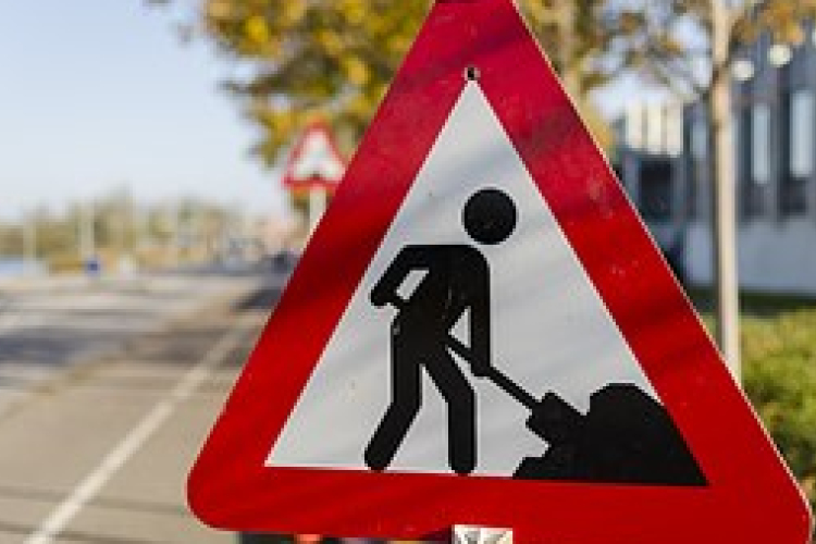 FELÚJÍTJÁK A CZUCZOR GERGELY ÚTI JÁRDÁT – LEZÁRJÁK A PARKOLÓT