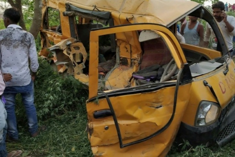 Tragédia! Iskolabusz ütközött vonattal - 13 gyerek meghalt