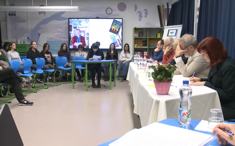 Saját novelláikat olvasták fel a diákok Győrben