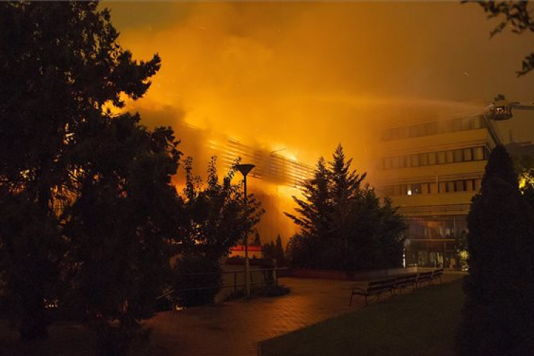 Tűz a Testnevelési Egyetemen -Teljes terjedelmében égett az épület
