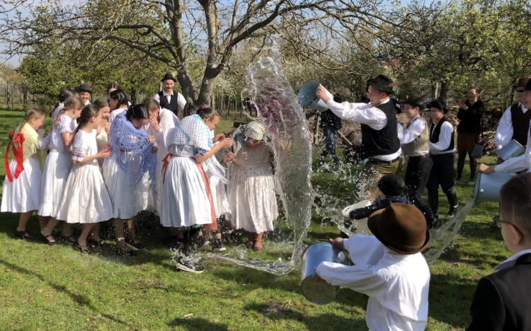 Idén sem maradtak szárazon a lányok