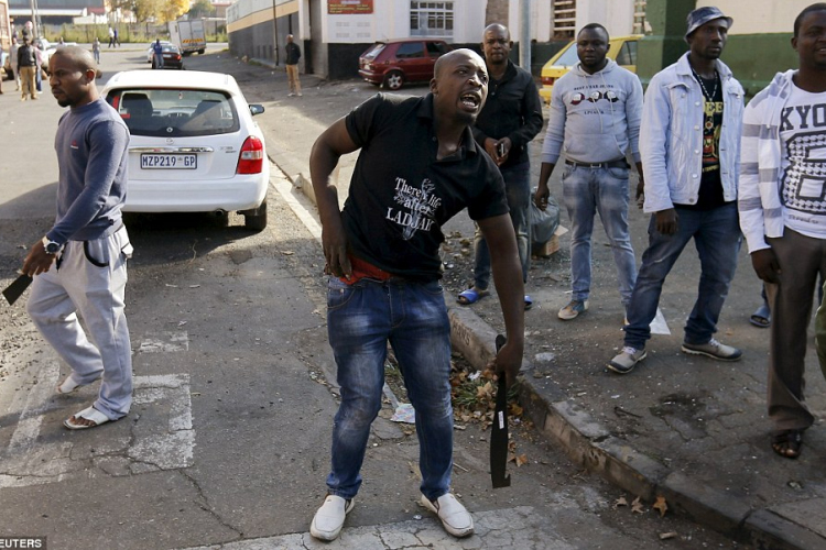 Harcművésszel szálltak szembe migránsok - Nem úszták meg könnyen 