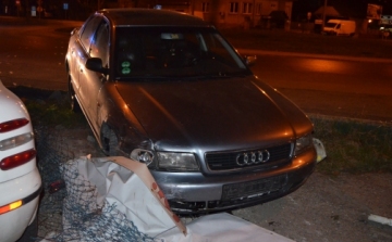 Kerítésnek, parkoló autónak ütközött Győrben 