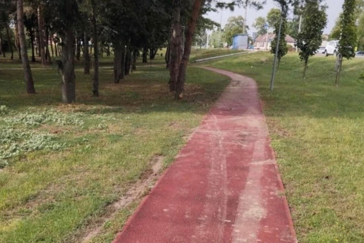 Autóval hajtottak a ménfőcsanaki futópályára, jelentős kárt okozva ezzel