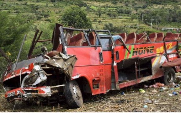 Tizenhatan meghaltak és sokan megsérültek egy perui buszbalesetben 