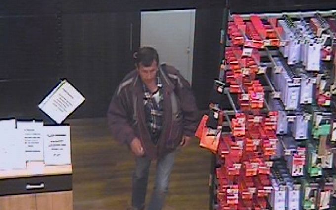 Keresik! Rádiót és élelmiszereket lopott