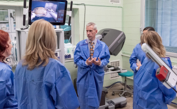 Kis lyuk, nagy műtét: robottal műtenek a győri kórházban