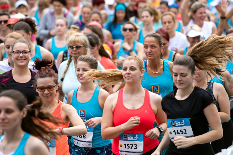 Közel tízezren vettek részt a női futógálán a Népligetben