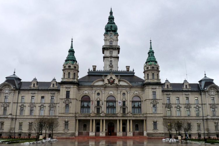 Csoportos vezetés keretében megtekinthető a felújított városházi díszeterem