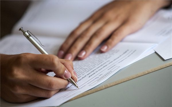 Rendben megkezdődtek a magyar írásbelik