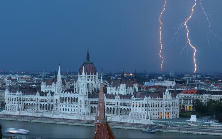 Villám csapott le a csepeli strand medencéjébe, ketten életveszélyes sérüléseket szenvedtek