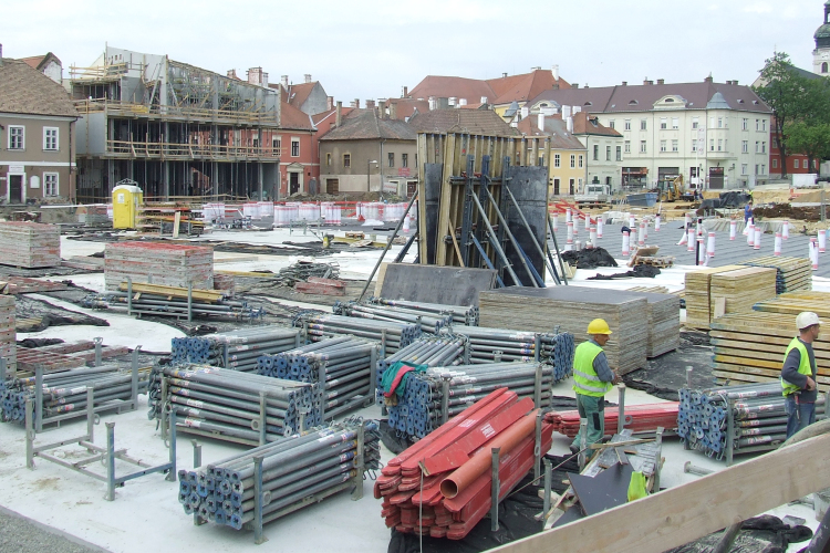 Különleges időoszlop épül a Dunakapu téren