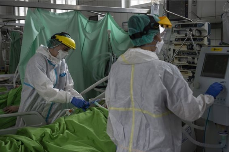 Már alig bírják a terhelést a kórházak Izraelben 
