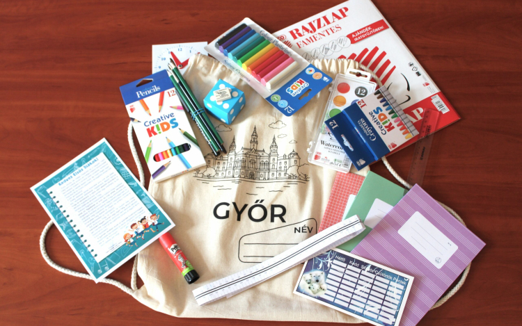 Kiszínezhető tornazsákot és tanszercsomagot kapnak az elsősök Győrben