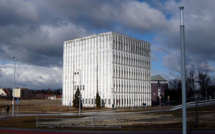 Pár év és rá sem fogsz ismerni! A tudomány szolgálatába áll az ikonikus betonkocka