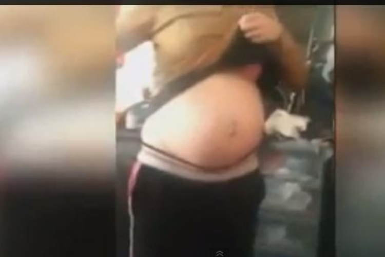  Kalapáccsal ütötte hasát egy terhes nő