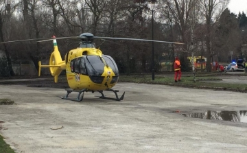 Mentőhelikopter szállt le a Balatonnál a tavaszi télben