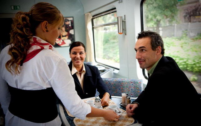 Június közepétől csapolt sört is ihatunk a balatoni vonatjáratokon