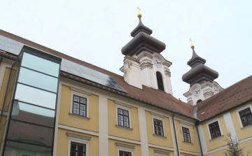 Tetőcsere a Bencés Rendház és templomban