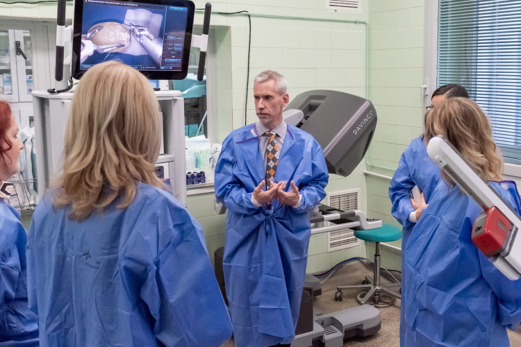 Kis lyuk, nagy műtét: robottal műtenek a győri kórházban