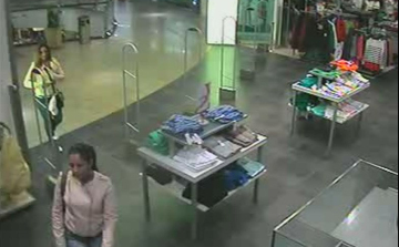 Férfi pólókat loptak 