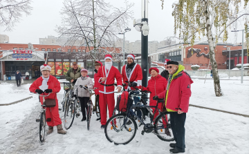 Két nap is meglepték a gyerekeket a győri Bringás Mikulások