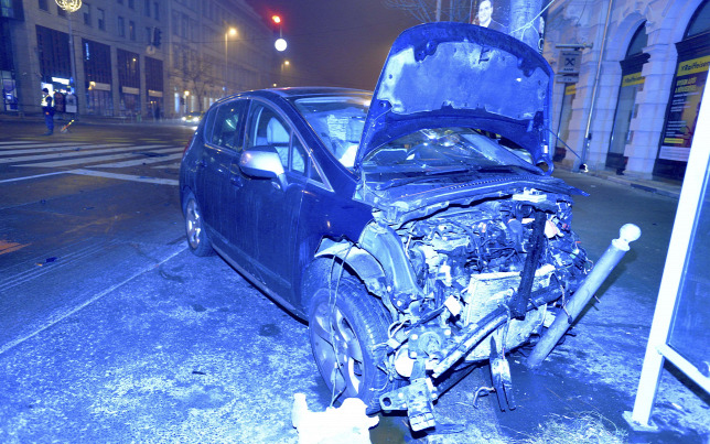 Súlyos, frontális karambol az Andrássy úton 