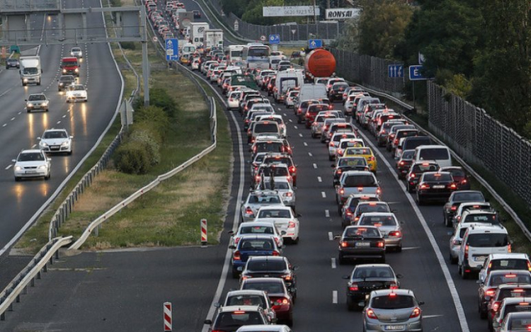 Balesetek, forgalmi káosz szerda reggel, az M1-esen egy kamion is felborult