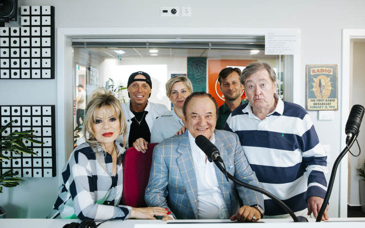 Zenészlegendákkal indult a Retro Rádió