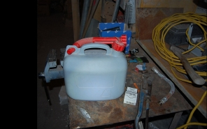 Megverte feleségét, majd felakarta gyújtani a házat