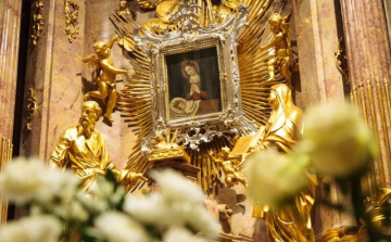 325 éve könnyezett a győri Mária-kegykép