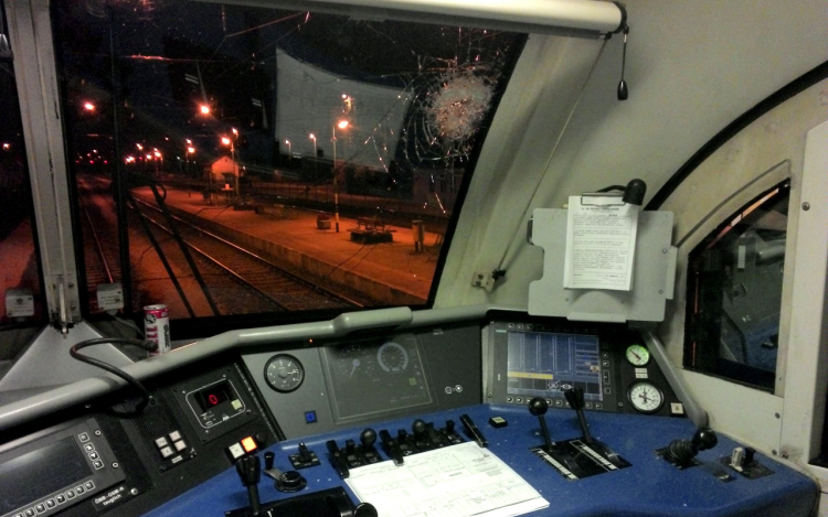 Kővel dobott meg egy fiú egy mozdonyt a kónyi vasútállomáson